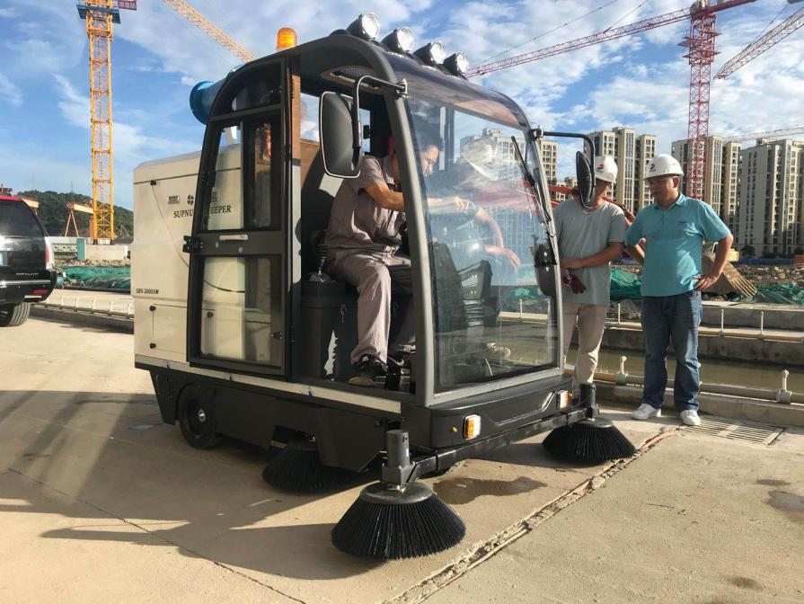 杭州龙海市电动清扫车：现代城市清洁的新解决方案